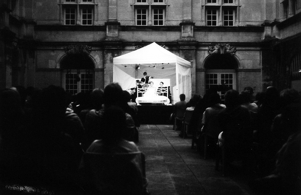 Wolfgang Amadeus Mozart BASTIEN(NE) OU LA DÉSILLUSION Théâtre Tambour Royal Paris 2005 / Théâtre Festival du Grand Jardin Joinville 2006 / Festival des Châteaux de la Drôme 2006