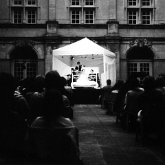 Wolfgang Amadeus Mozart BASTIEN(NE) OU LA DÉSILLUSION Théâtre Tambour Royal Paris 2005 / Théâtre Festival du Grand Jardin Joinville 2006 / Festival des Châteaux de la Drôme 2006