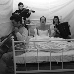 Wolfgang Amadeus Mozart BASTIEN(NE) OU LA DÉSILLUSION Théâtre Tambour Royal Paris 2005 / Théâtre Festival du Grand Jardin Joinville 2006 / Festival des Châteaux de la Drôme 2006