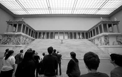 WOHIN MIT DEN GÖTTERN? Pergamonmuseum Berlin 2009