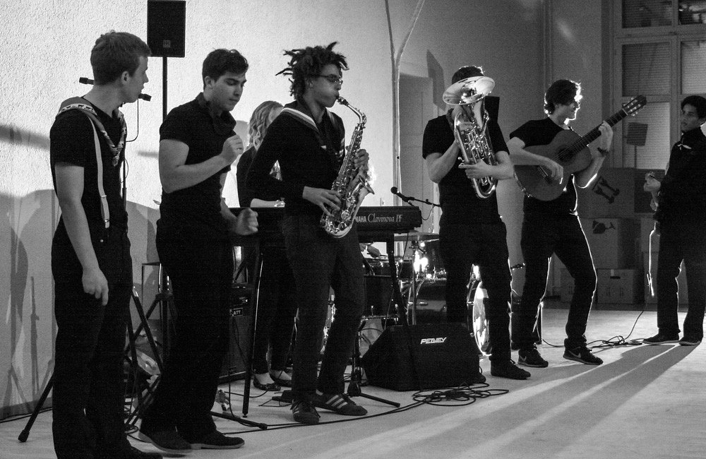 ZWÜSCHE STÜEL U BÄNK  Eine Hommage an Mani Matter Gymnasium Unterstrass  Zürich 2012
